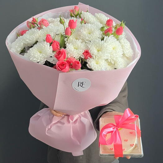 Нежное комбо из хризантем и кустовых роз