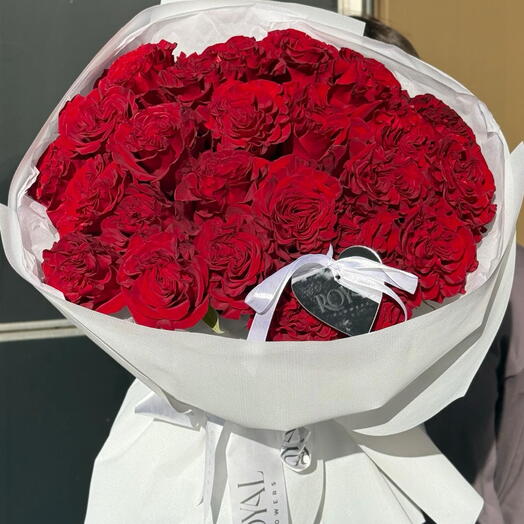 Роскошный букет из красных роз