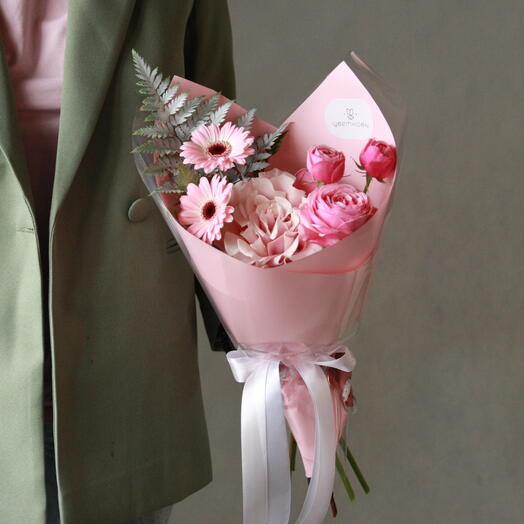 Букет комплимент из гермини и пионовидных роз