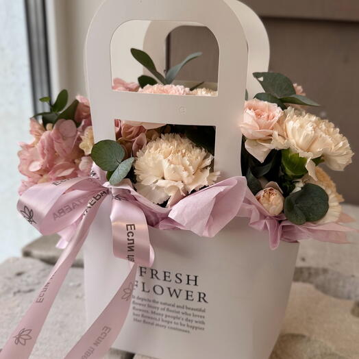 Композиция из розовой гортензии, пионовидных роз, гвоздики и эвкалипта в сумочке-коробке