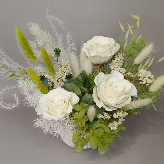 Композиция из стабилизированных цветов бело-зеленая