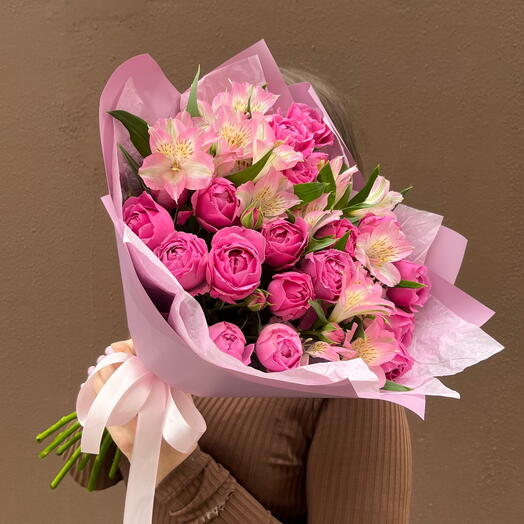 Romance. Букет из кустовых пионовидных роз и альстромерий
