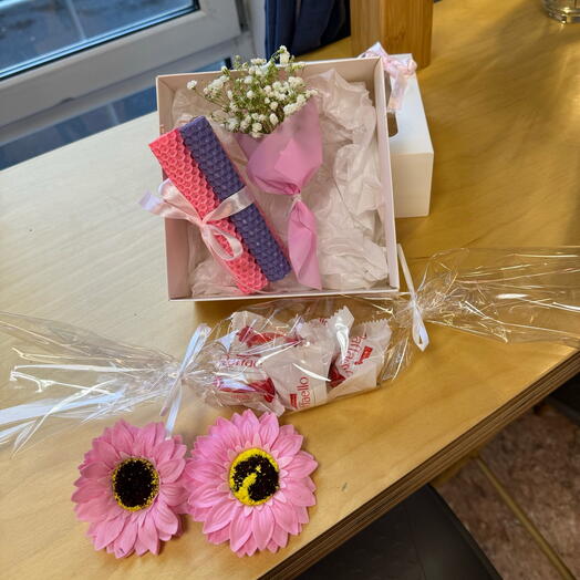 Подарочный набор из мини букета, рафаэлло, мыла, свечек ручной работы