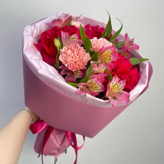 Малиновый💞 букет с французскими розами, диантусами и альстромериями
