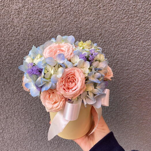 Коробочка с гортензией статиком и пионовидной кустовой розой