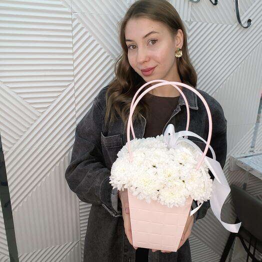 Хризантема в розовой сумке