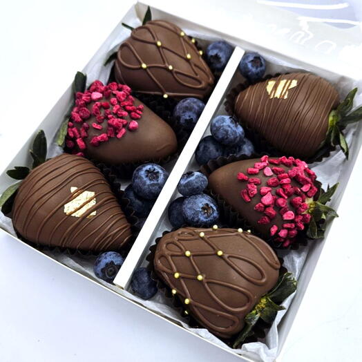 Набор 6 клубник в шоколаде с голубикой арт. 34629 в Хабаровске