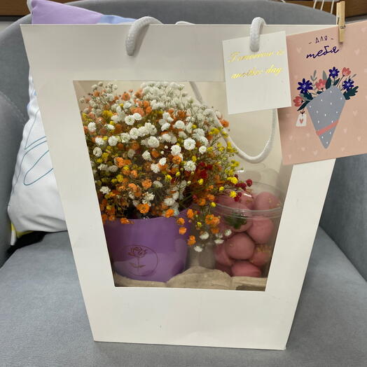 Приятный сюрприз из стаканчика яркой гипсофилы и клубники в шоколаде