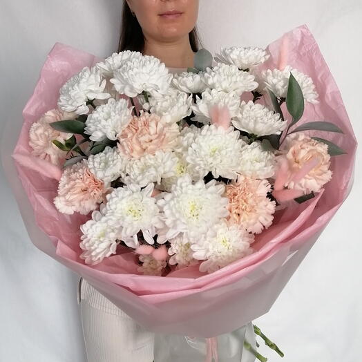 🐇Милый букет из белых кустовых хризантем и диантусов в стильном оформлении