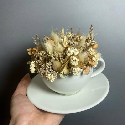 Композиция из сухоцветов в чашке «капучино»