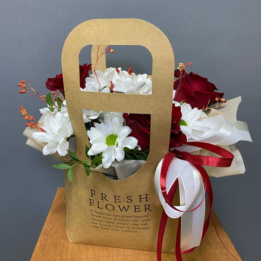 Цветы в коробке с розой , хризантемой, лимониумом в крафте