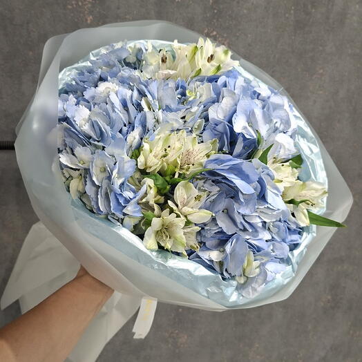 Букет голубые гортензии с белой альстромерией