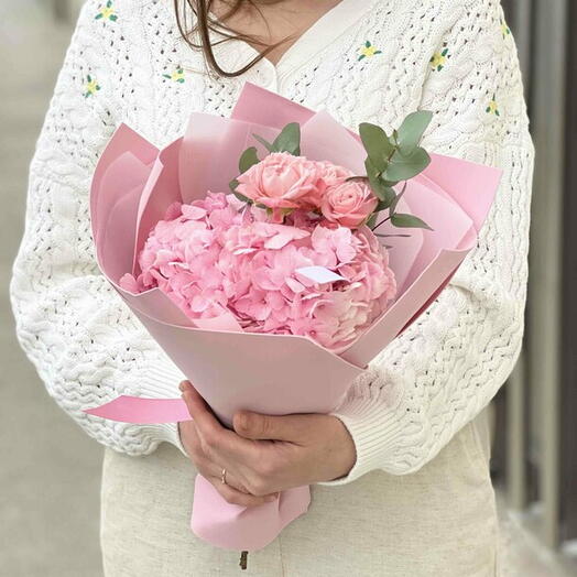 Букет с розовой гортензией и кустовой розой с эвкалиптом