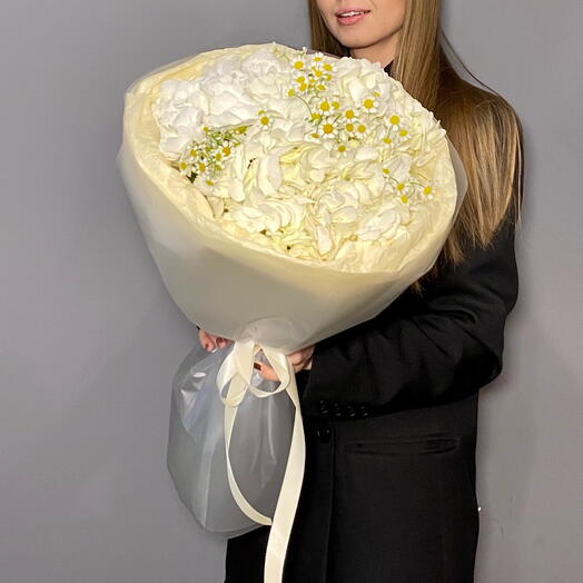 Букет пышных белых гортензий с танацетумом (ромашкой)