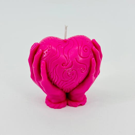 Розовая ароматическая свеча ручной работы роза в руках