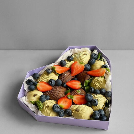 Клубника в шоколаде с голубикой размер S