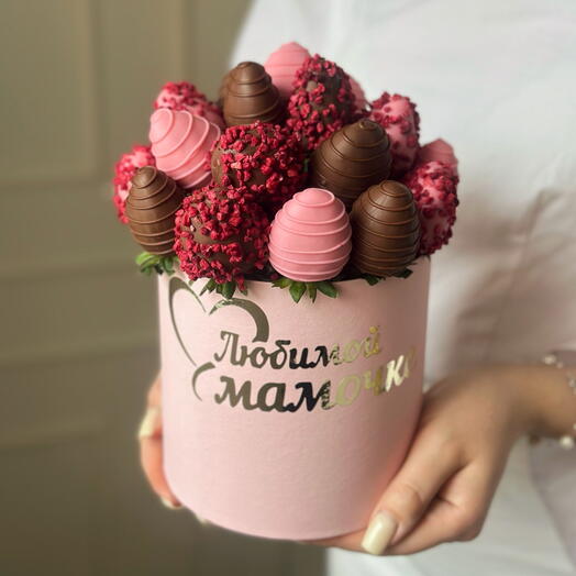 Шляпная коробочка с клубникой «Любимой мамочке»