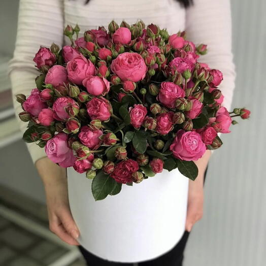 Кустовая роза в шляпной коробке