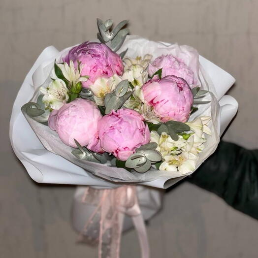 Пионы и альстромерии нежный букет 🌸