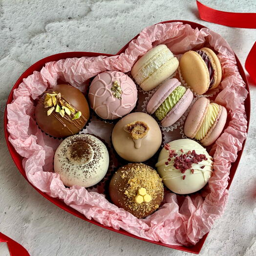 Шикарный подарок на 14 февраля для него и для нее  - набор ассорти wow пирожных картошка и макаронс