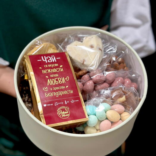 "С ноткой любви и ароматом благодарности" набор с орехами, сухофруктами и чаем