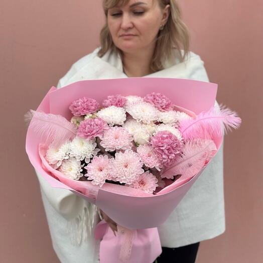 Нежный букет из кустовых хризантем, роз, диантусов и перьев