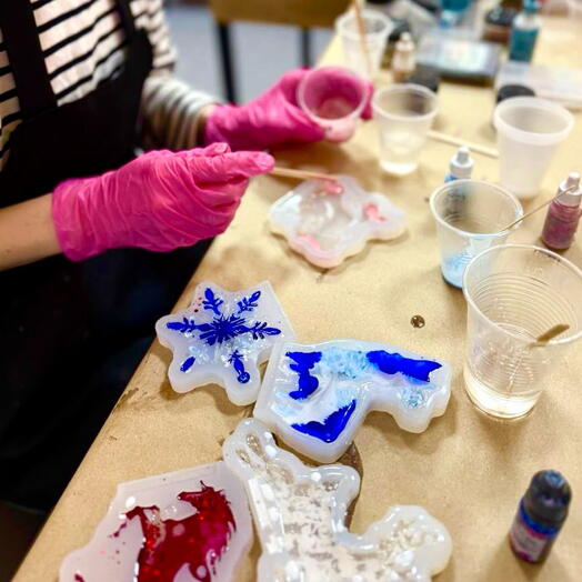 Новогодний мастер-класс по созданию игрушек из смолы