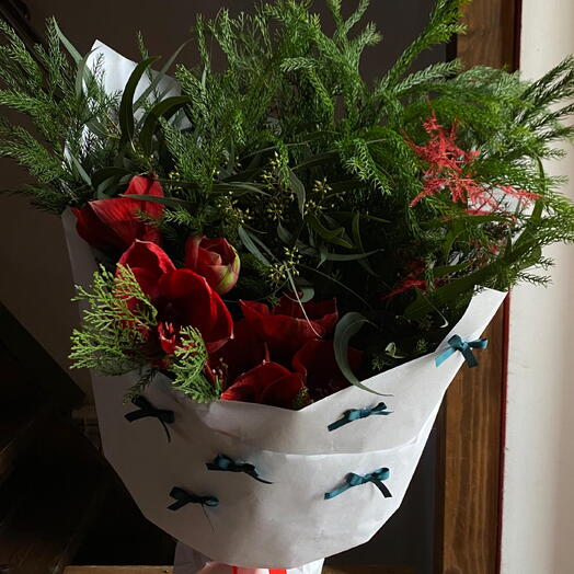 Хвоя с амариллисами