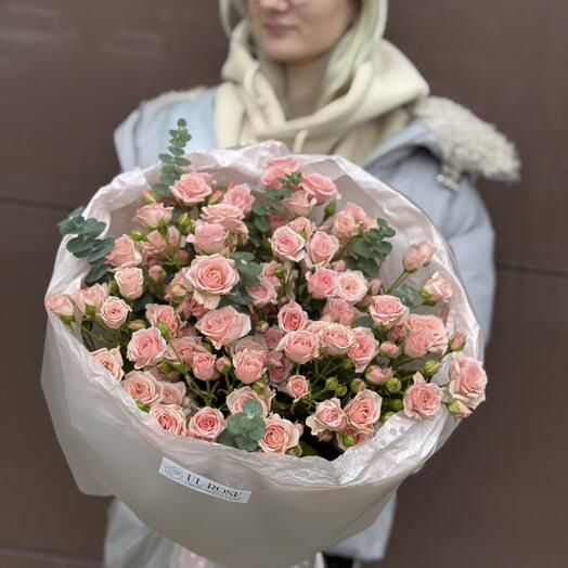 Розовые кустовые розы