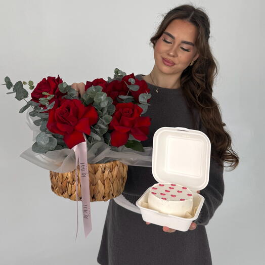 Корзина с цветами и бенто тортом