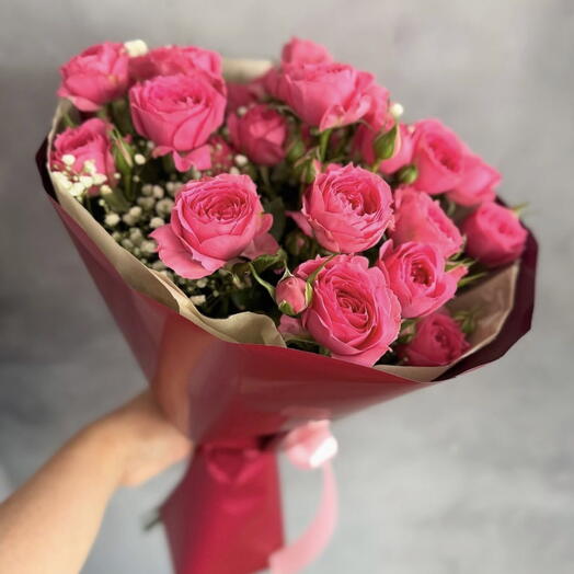 Букетик из малиновой кустовой розочки