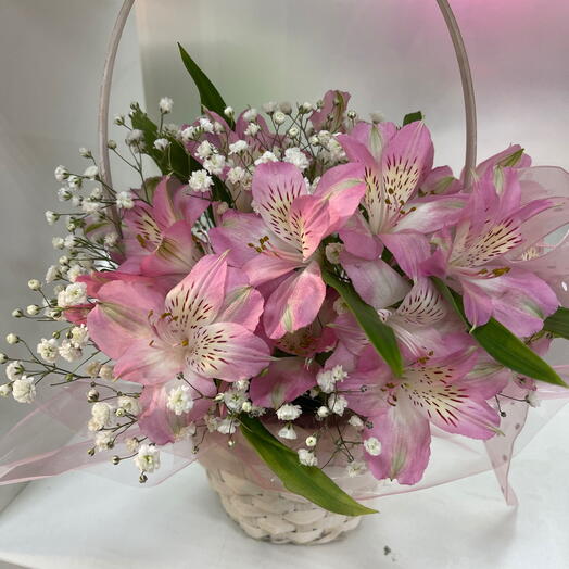 Корзина с альстромерией