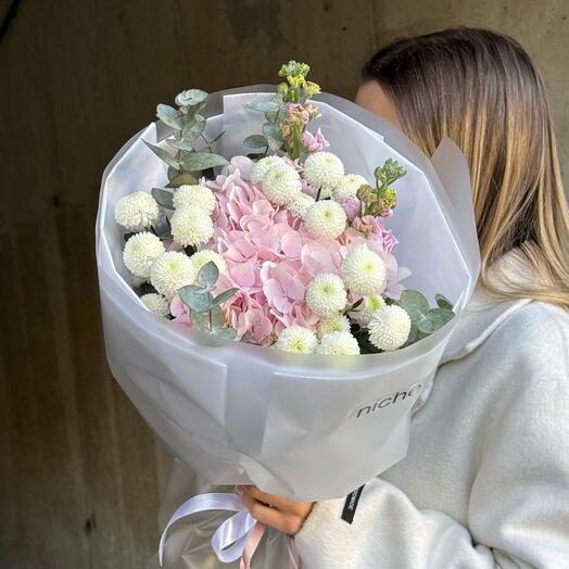 Pink hydrangea with chrysanthemum