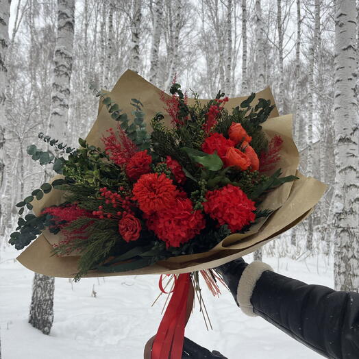 Красный букет в упаковке