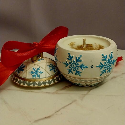 Новогодний  шар  свеча