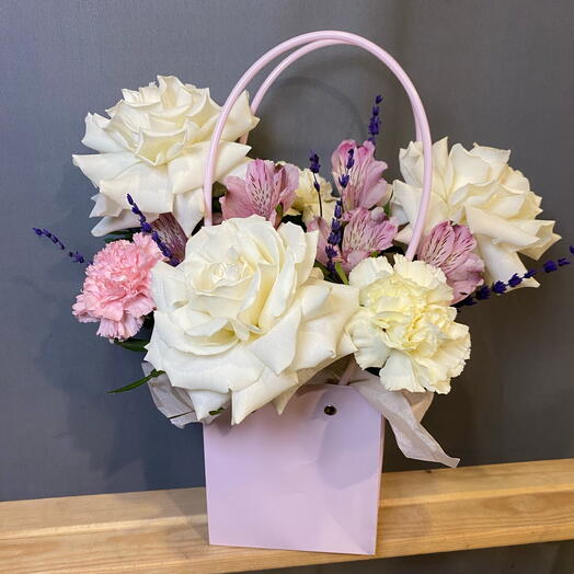 Цветы в коробке с розой , лавандой , Альстромерией