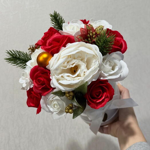Зимний новогодний букет с пионом и розами