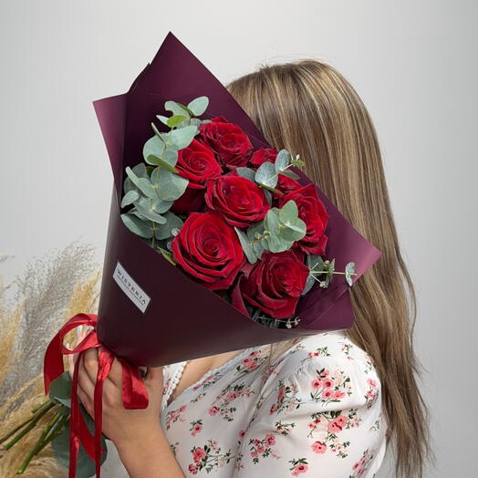 Букет красные розы и эвкалипт (02010394)