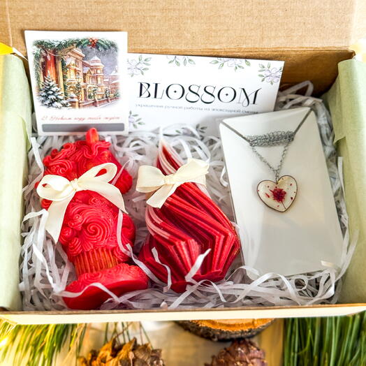 Новогодний подарочный набор, ароматические свечи лошадь и елка с подвеской сердце с красной гипсофилой