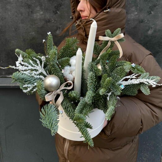 Новогодняя композиция в коробке с 2 белыми свечами