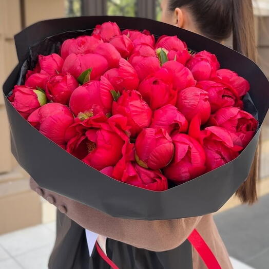 Букет из коралловых пионов