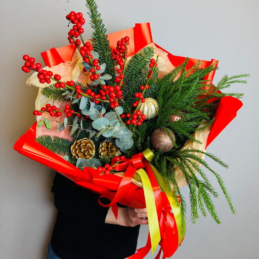 Новогодний букет из разных хвойных растений с шариками