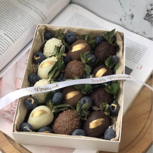 Бокс с клубникой Лепестки