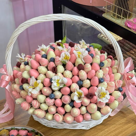 Большая корзина клубники в шоколаде