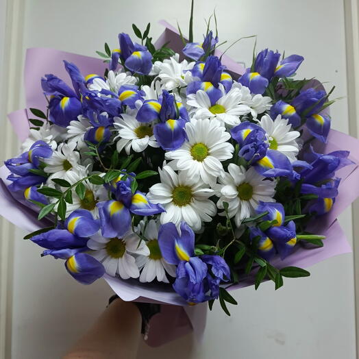 Букет из ирисов и хризантем ромашковых
