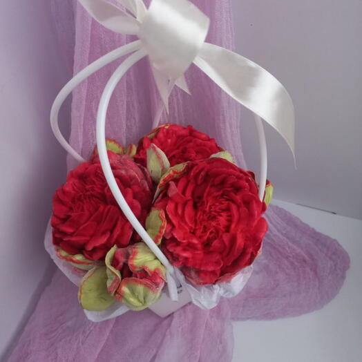 Букет бордовых пионов в сумочке