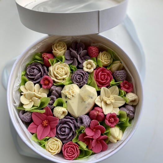 Композиция из шоколадных цветов в шляпной коробке «Сердце»