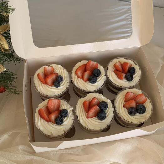 Трайфлы с ягодами клубники и голубики