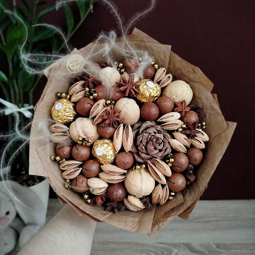 Строгий ореховый букет с конфетами Ferrero Rocher, кедровой шишкой и ковылём (S)