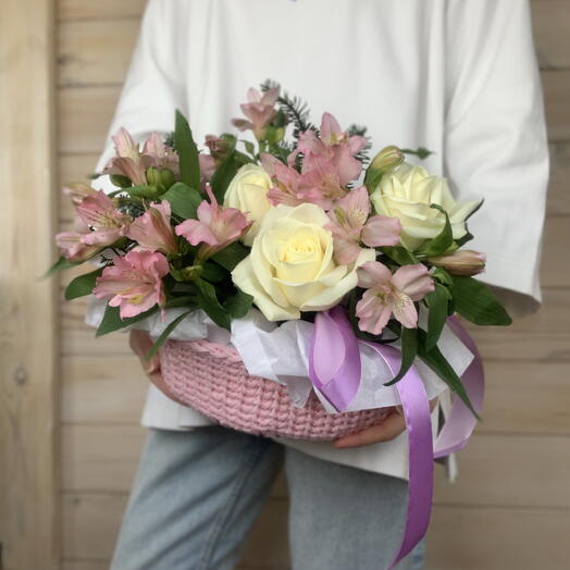 Свежие цветы, букет в корзине